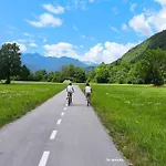 Cozy Wabi-sabi Retreat W Bikes By The River