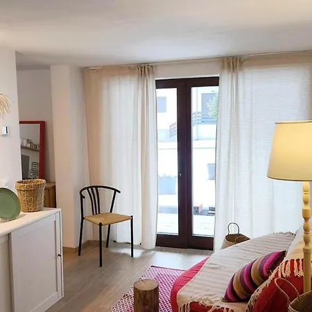 Cozy Wabi-sabi Retreat W Bikes By The River