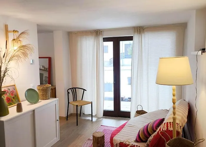 Cozy Wabi-sabi Retreat W Bikes By The River